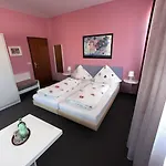 罗斯尔养生酒店 3*
