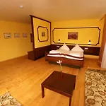 罗斯尔养生酒店 3*